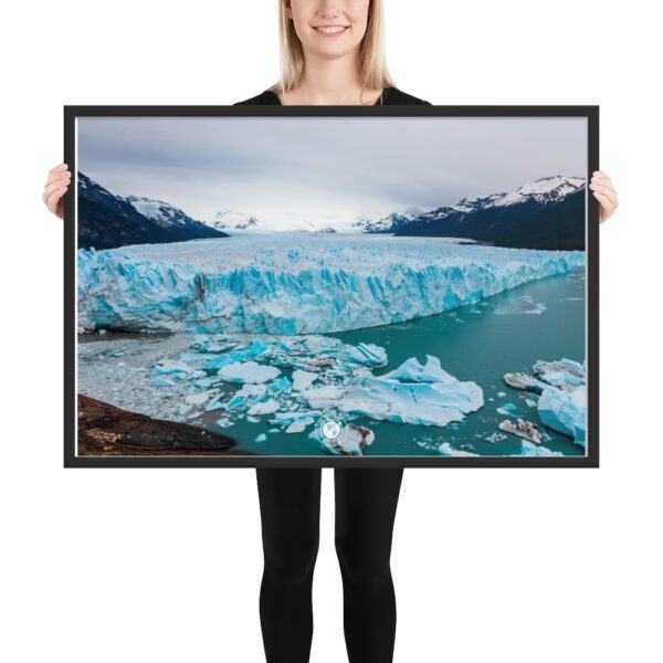 enhanced-matte-paper-framed-poster-in-black-24x36-person-69a21b88384c7.jpg Póster con marco - Calafate Glaciar ARG