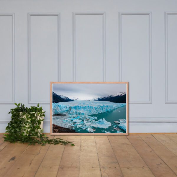 enhanced-matte-paper-framed-poster-in-red-oak-24x36-lifestyle-3-69a21b88395ef.jpg Póster con marco - Calafate Glaciar ARG