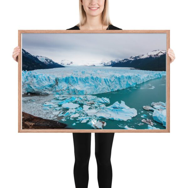 enhanced-matte-paper-framed-poster-in-red-oak-24x36-person-69a21b8838b52.jpg Póster con marco - Calafate Glaciar ARG